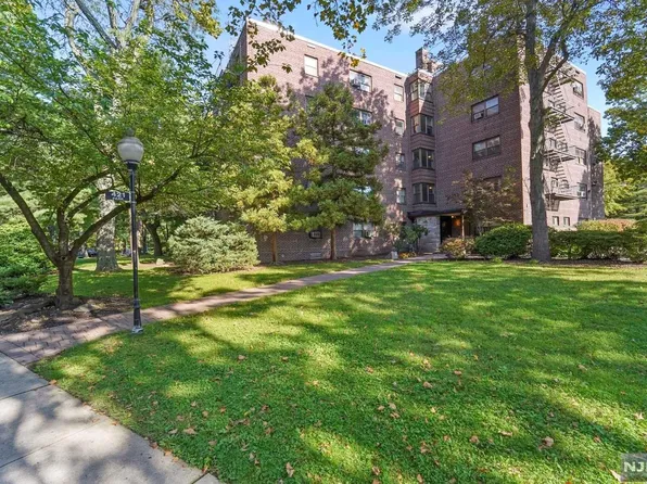 421 Park Pl APT 1E, Fort Lee, NJ 07024