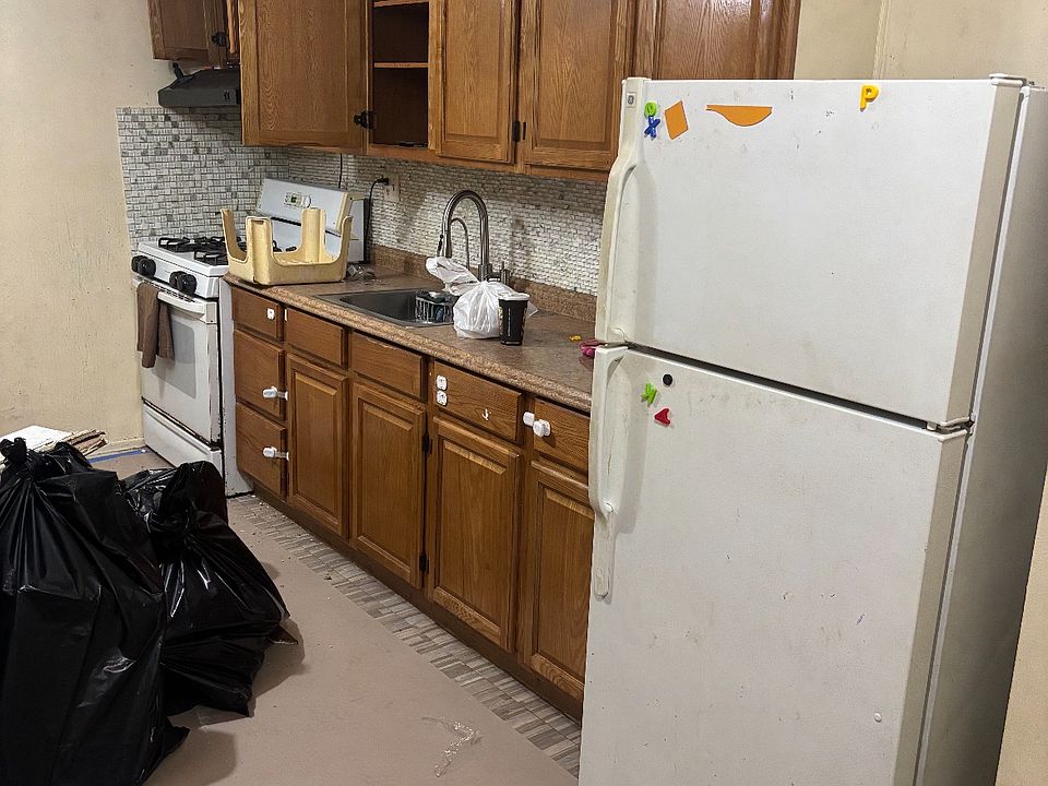 1st image of 13524 Coolidge Ave APT 1