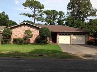 6830 Hansen Blvd, Groves, TX 77619