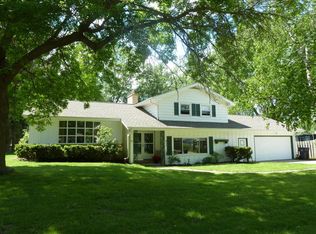 211 Hazel Ln, Hartland, WI 53029