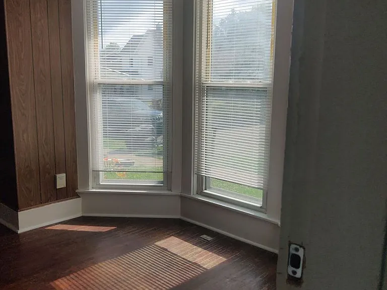 319 S Green St — Photo 3