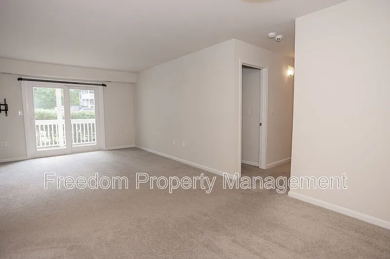 1 bed, 1.0 bath, 826 sqft, $1,742 — Photo 3