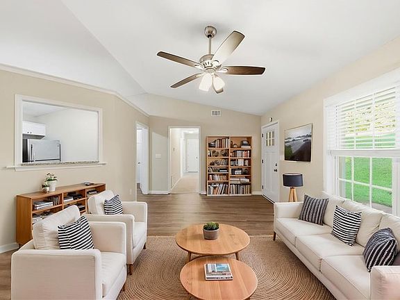 4th image of 572 Southern Trace Dr