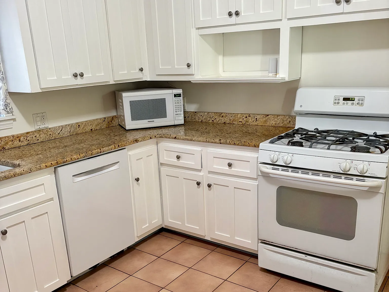 2 bed, 1074 sqft, $2,700 — Photo 3