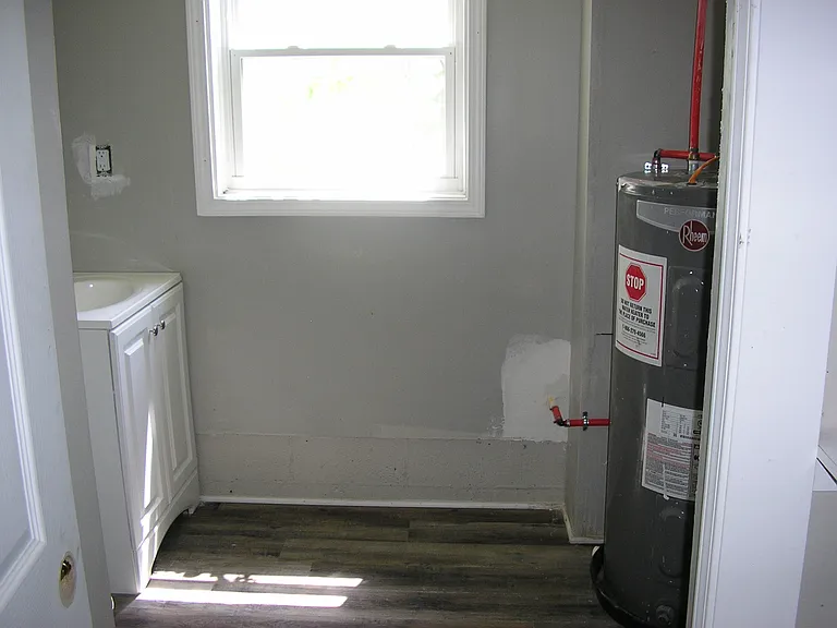 628 Woodford Ave — Photo 5