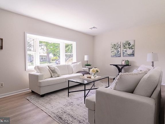 3rd image of 17 Wardor Ave
