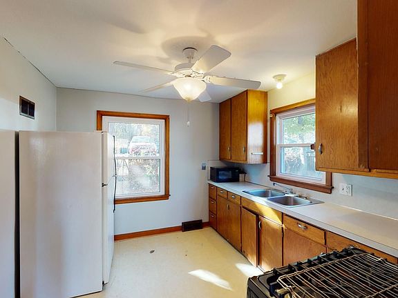 3rd image of 2144 Sunset Dr