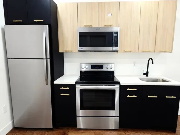 377 Danforth Avenue image 1 of 9