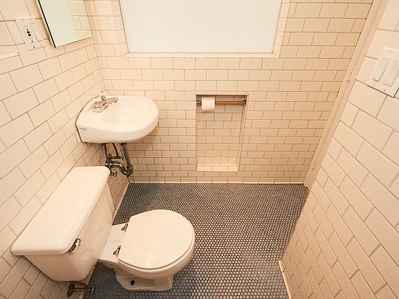 4th image of 260 W 21st St APT 2L