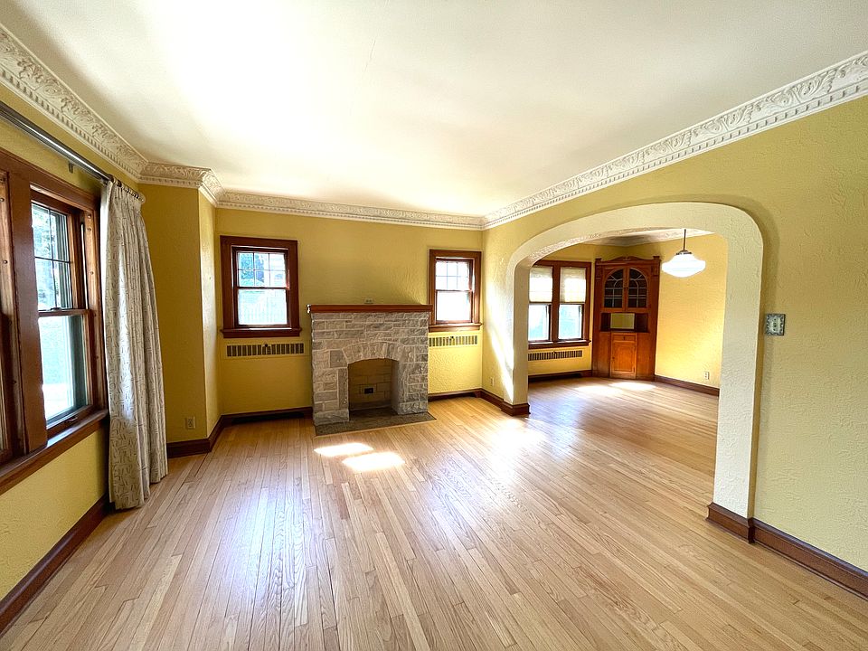 Living room 16x12 (non-working fireplace)