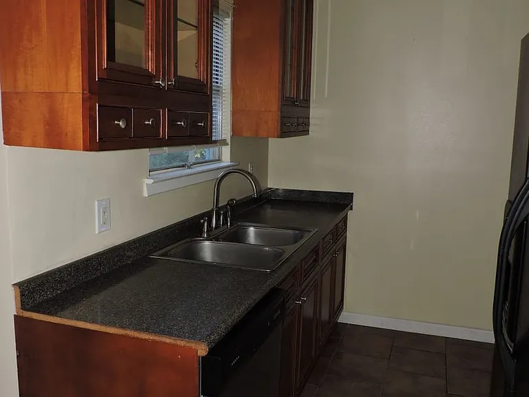 1117 Medford Ave — Photo 4