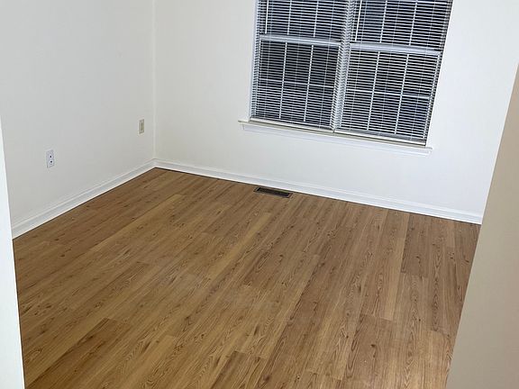 3rd image of 340 Cashel Ct
