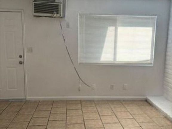 5th image of 828 Astor St