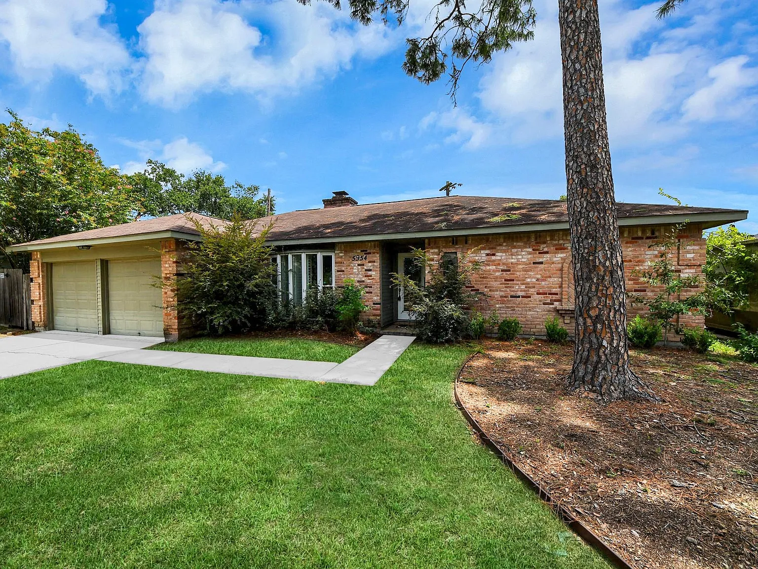 4 bed, 2.0 bath, 2066 sqft, $2,300 — Photo 2