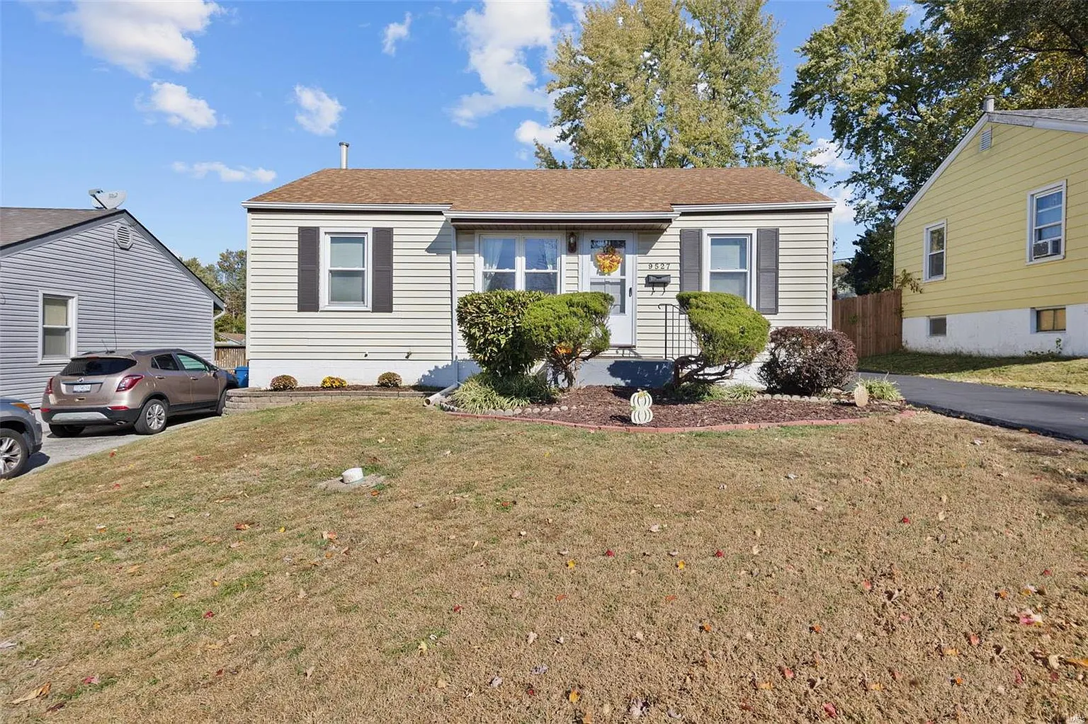 9527 Miriam Ave photo 1