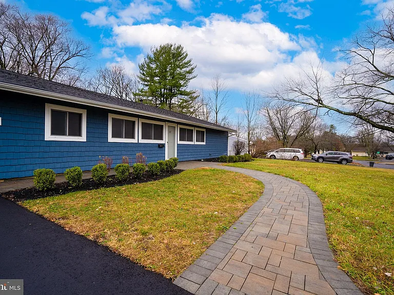 127 Kendall Rd — Photo 1