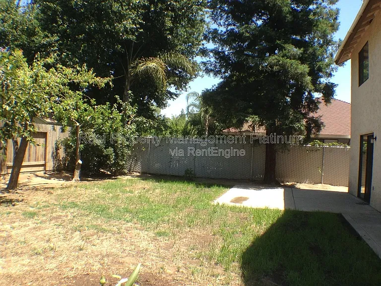 675 N Claremont Ave — Photo 26
