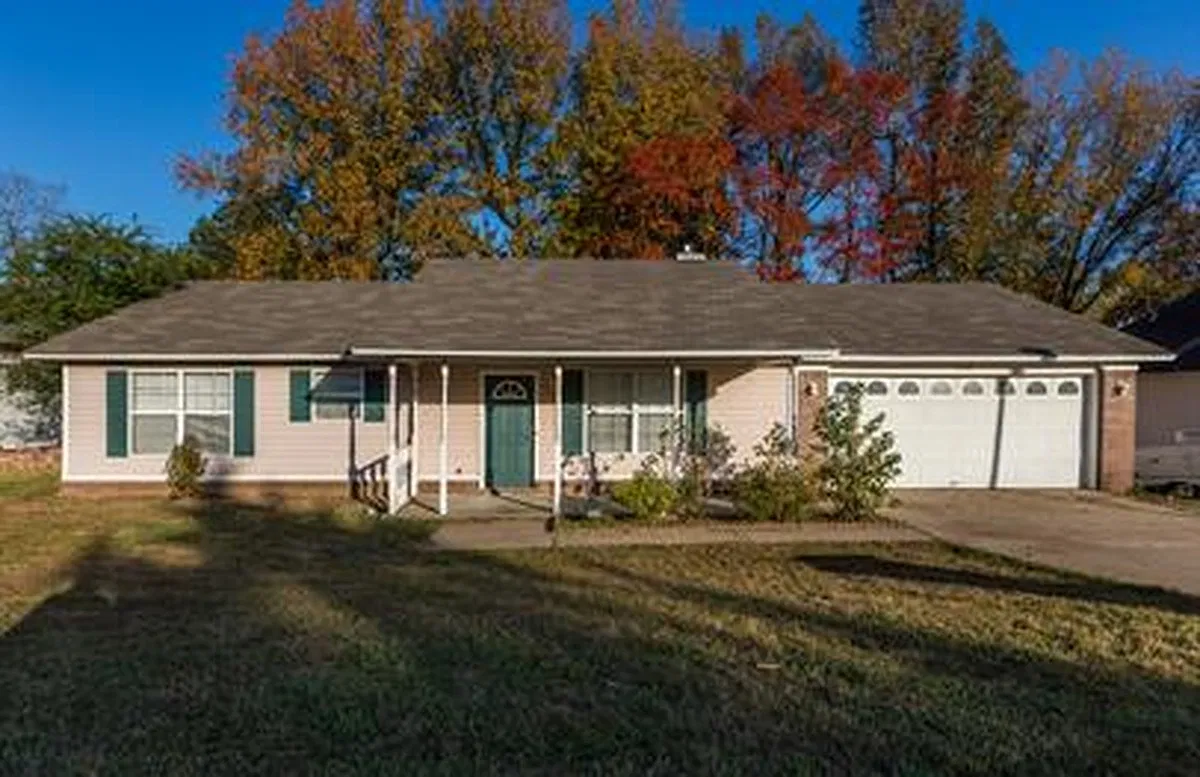 3 bed, 1460 sqft, $1,450 — Photo 1