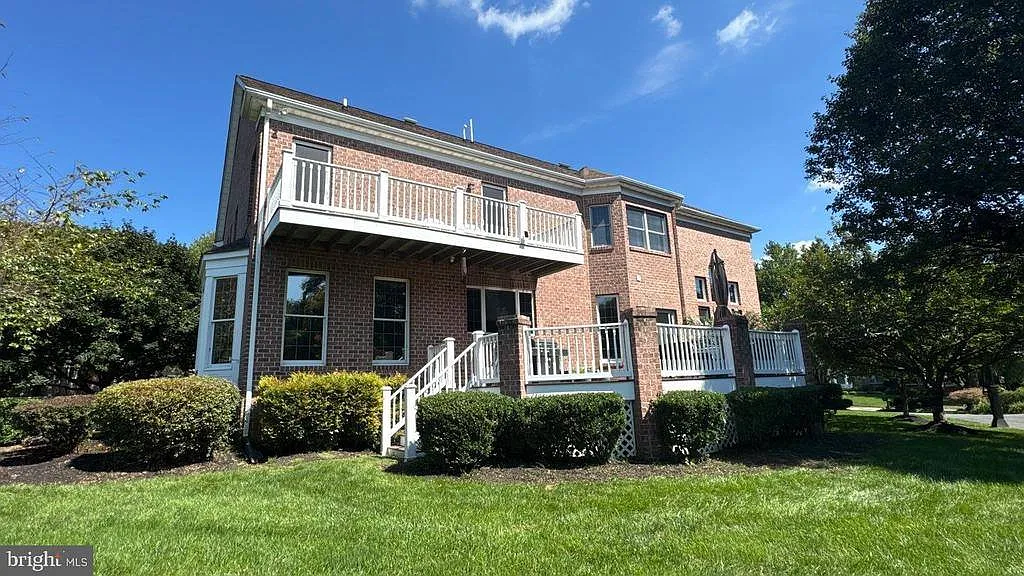 4 bed, 4.5 bath, 6826 sqft, $5,800 — Photo 1