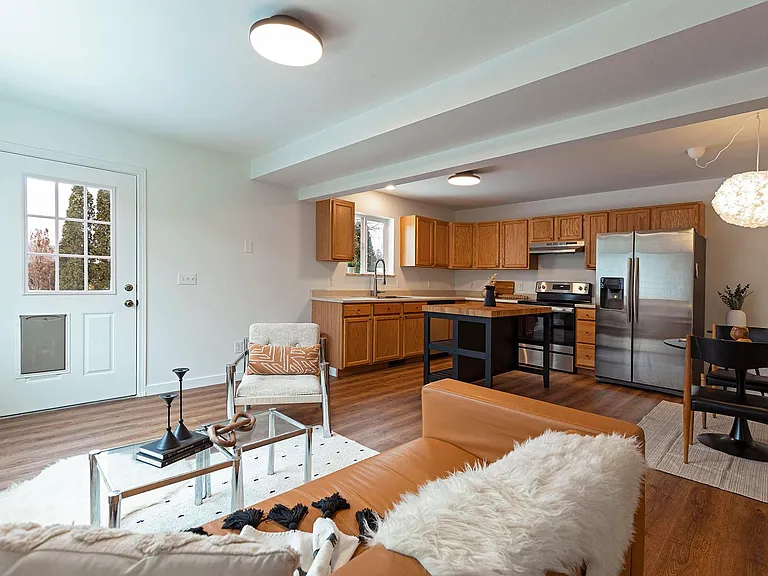 909 Defoe St #B — Photo 10
