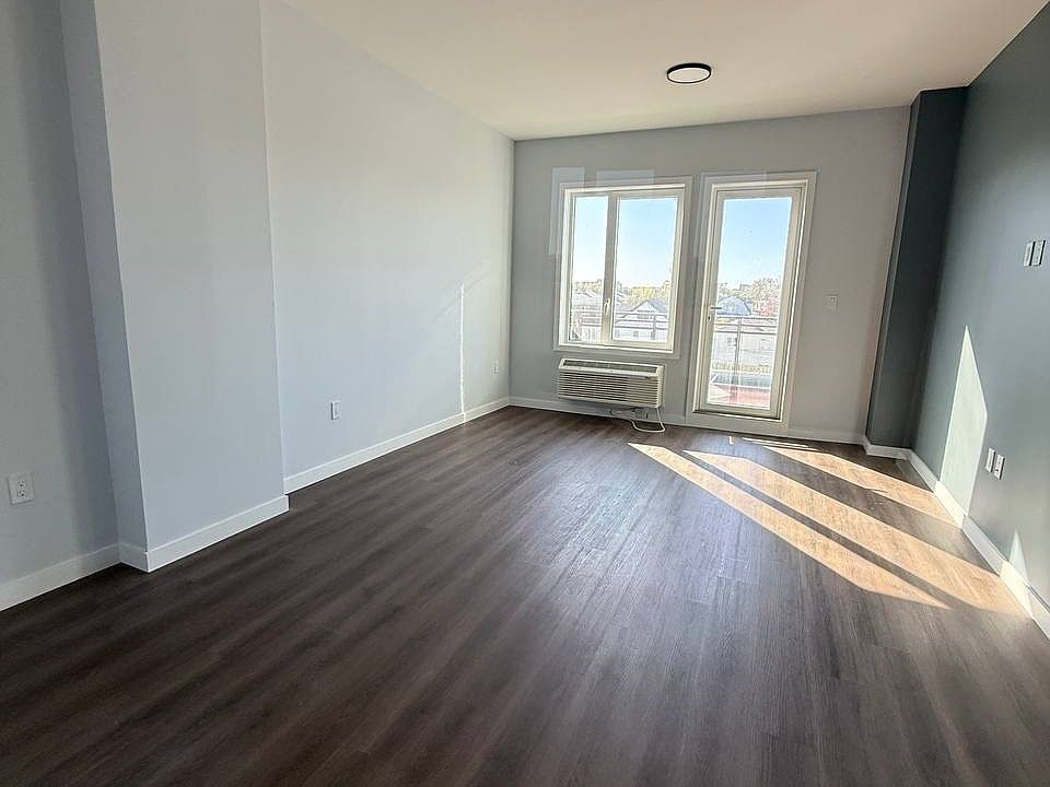 1st image of 1614 E 12th St #5