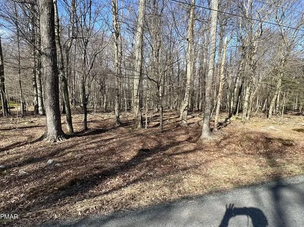 9 Valley Rd, Gouldsboro, PA 18424