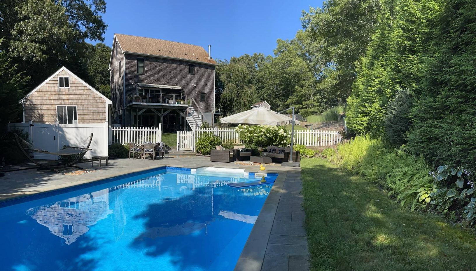  sparkling swimming pool