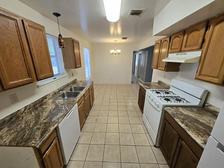 311 Calgary Ave #C — Photo 5