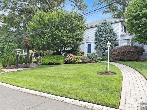 627 S Forest Dr, Teaneck, NJ 07666
