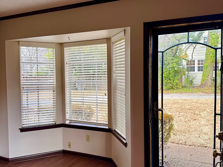 211 S Idlewild St — Photo 8