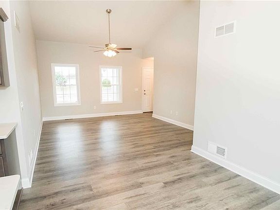 5th image of 25 Marjorie Ln