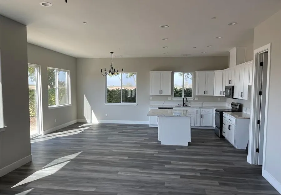 4 bed, 2.5 bath, 2249 sqft, $3,250 — Photo 4
