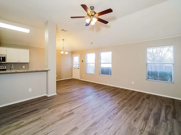 706 Langford Dr — Photo 4