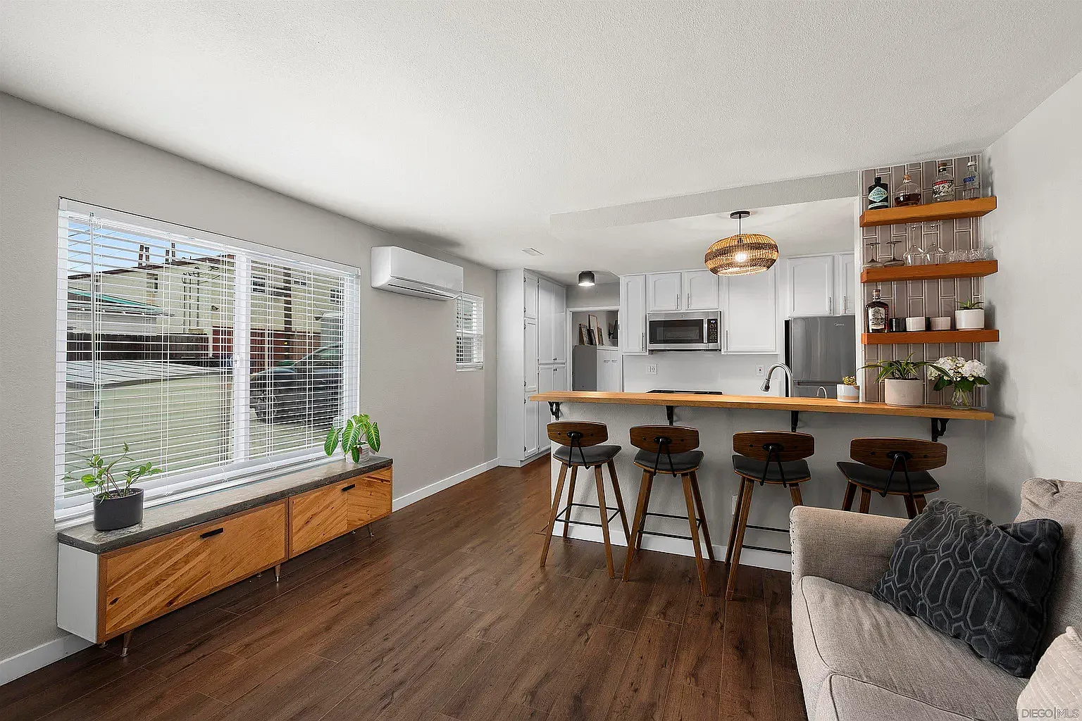 3 bed, 994 sqft, $4,400 — Photo 2