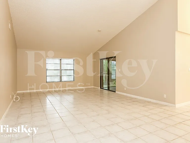 1647 SW 30th Ter — Photo 4