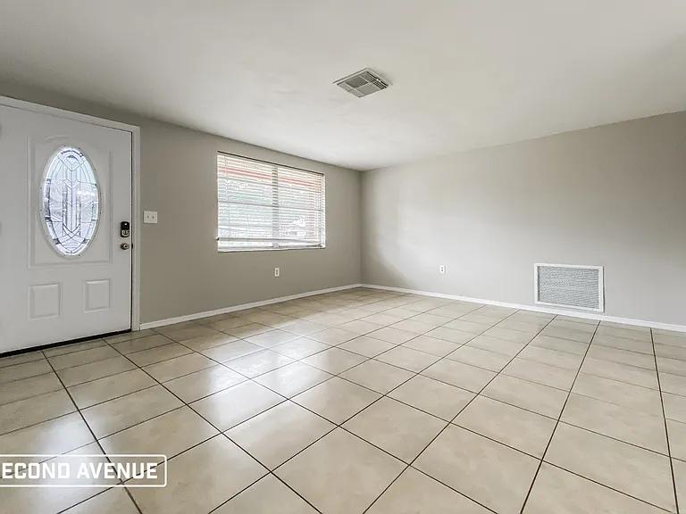 4847 Elmwood St — Photo 3