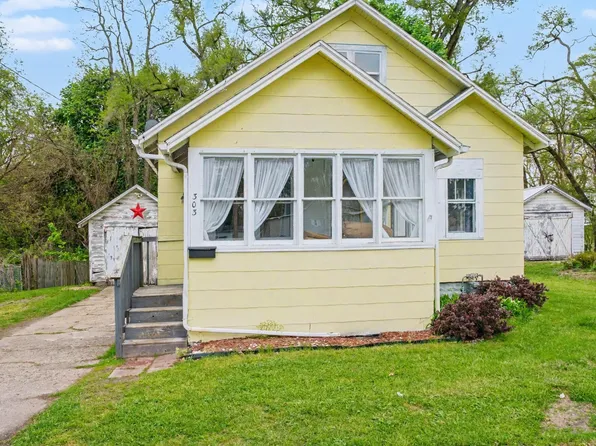 303 N Lowe St, Dowagiac, MI 49047