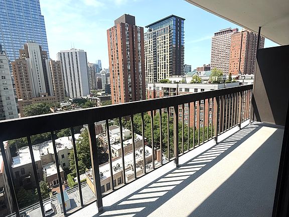 5th image of 33 W Delaware Pl APT 14C