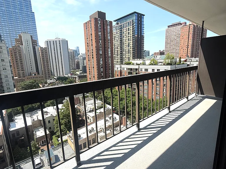 33 W Delaware Pl #14C — Photo 5