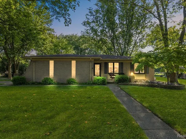 4674 Chapel Dr, Troy, MI 48085
