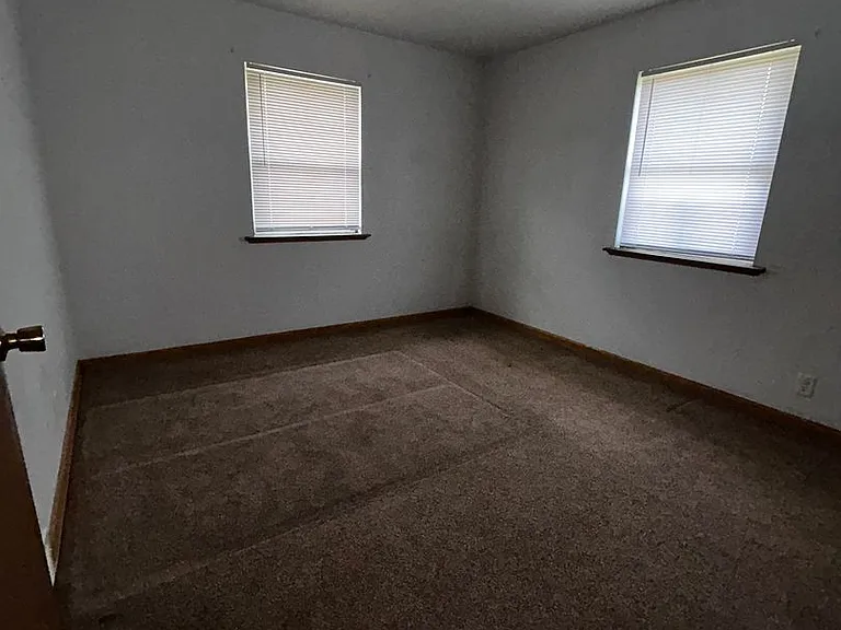 2410 W Howard Ave — Photo 6
