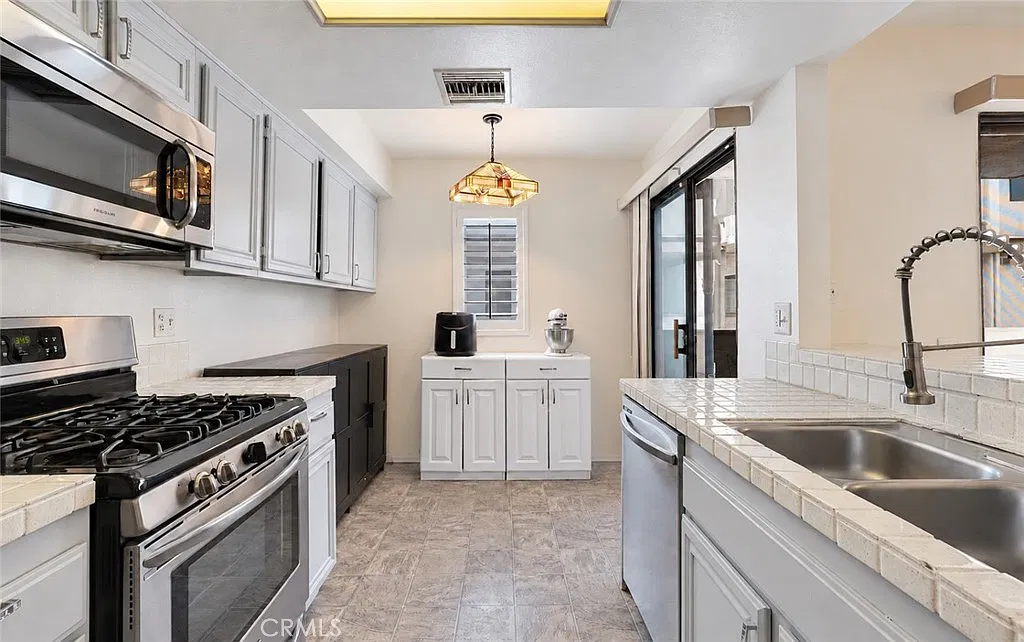 3 bed, 1369 sqft, $3,845 — Photo 3