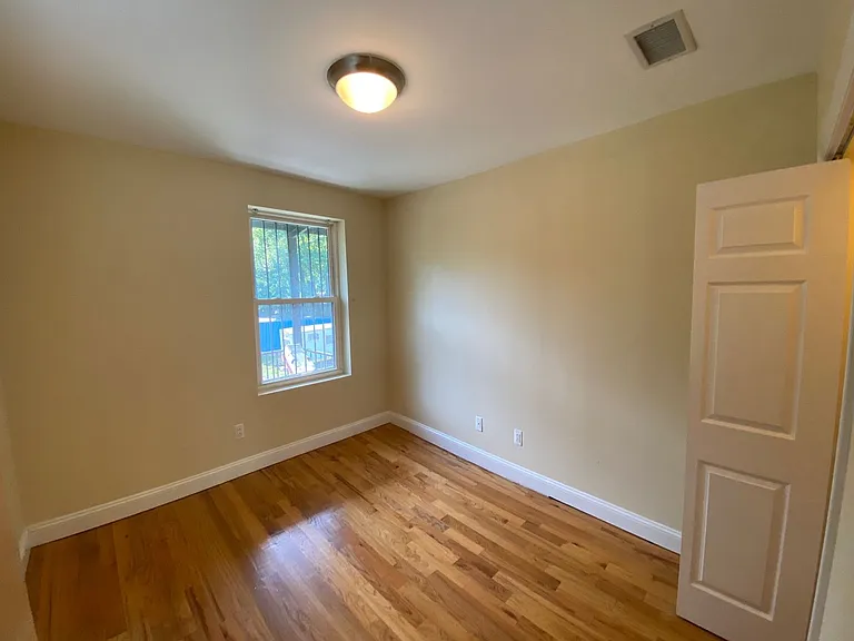 555 Winchester Ave — Photo 8