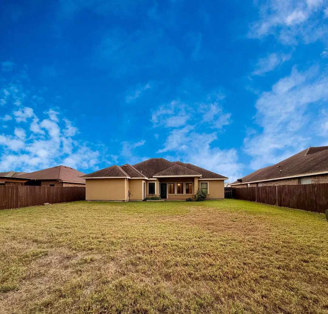 3 bed, 2390 sqft, $2,400 — Photo 2
