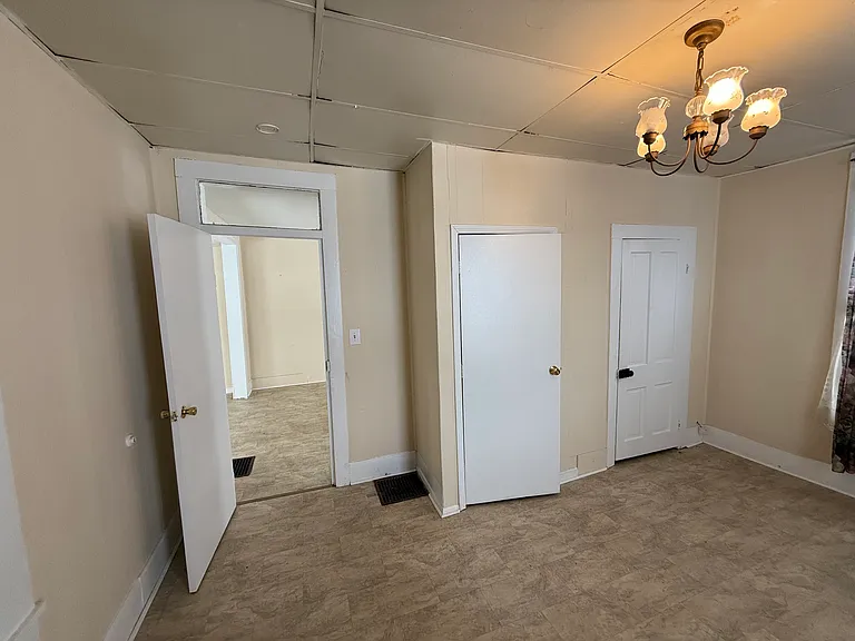 230 N Woodlawn St — Photo 4