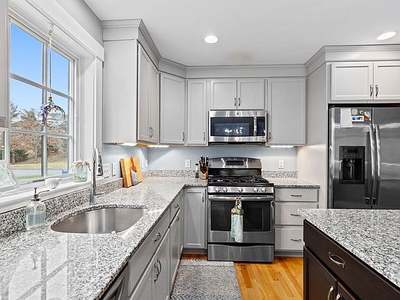 3rd image of 19 Rosebay Ln #19