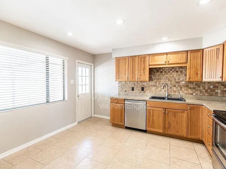 8050 E Clarendon Ave — Photo 7