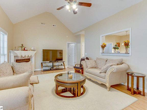 4th image of 121 Lauren Wood Cir