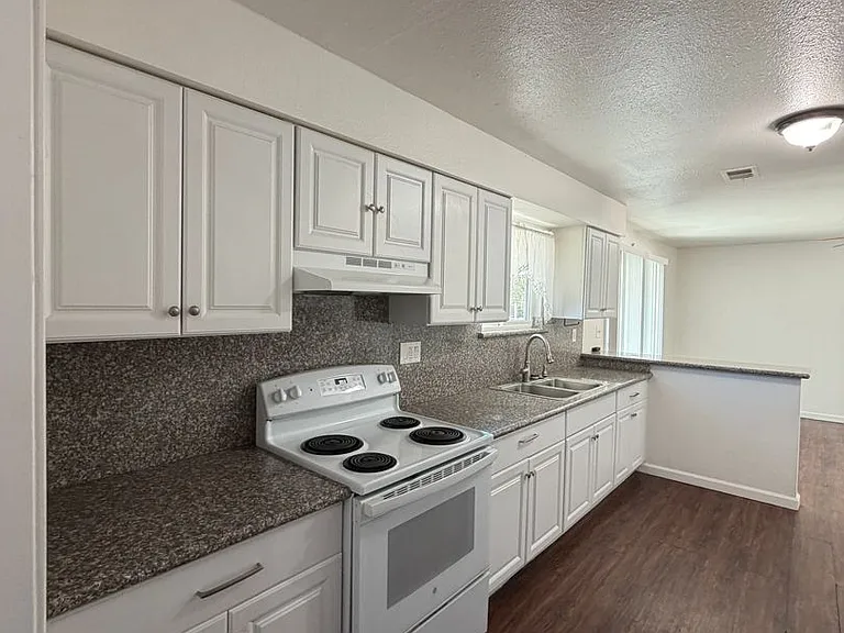 7676 Hemlock Ave — Photo 4