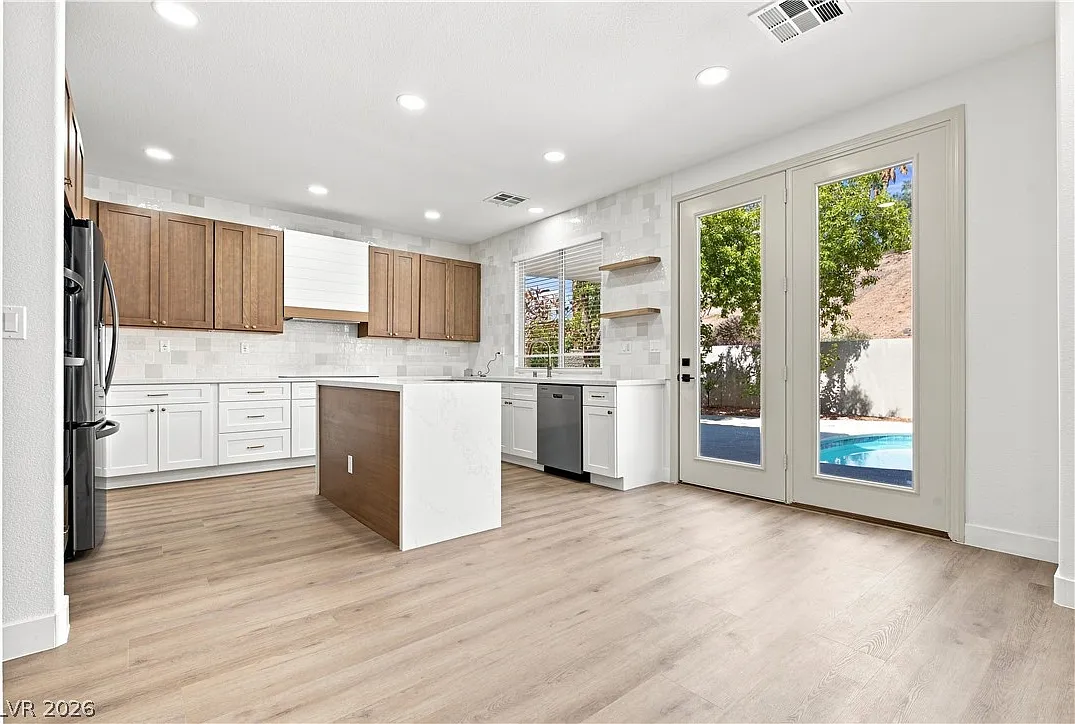 5 bed, 3.0 bath, 2855 sqft, $4,999 — Photo 2